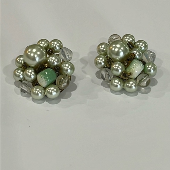 Vintage Faux Pearl Mint Green Beaded Gold Tone Clip On Cluster Earrings OS - Picture 1 of 5